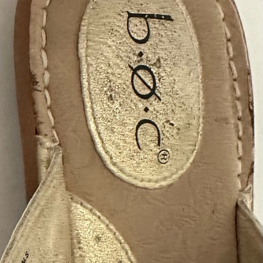 b.o.c. Gold Leather Floral Women's Sandals Size 9 - Picture 6 of 9